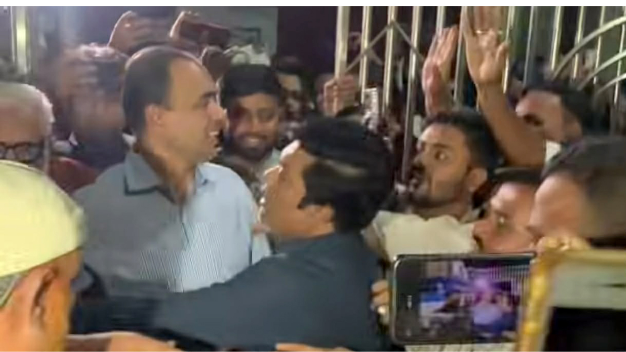 কুমিল্লায় আটকের পর বিক্ষোভের মুখে বিএনপি নেতাকে ছেড়ে দিল পুলিশ