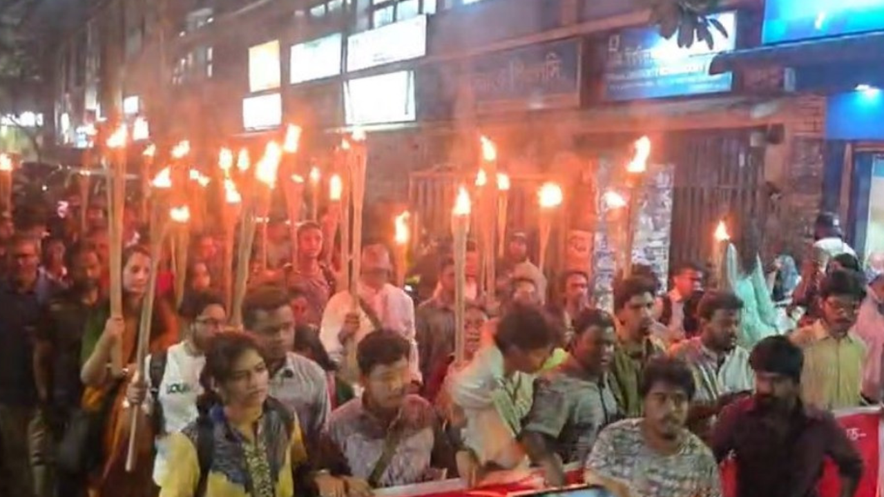 ড. ইউনূসের দেশবিরোধী চুক্তি বাতিলের ঢাবিতে মশাল মিছিল