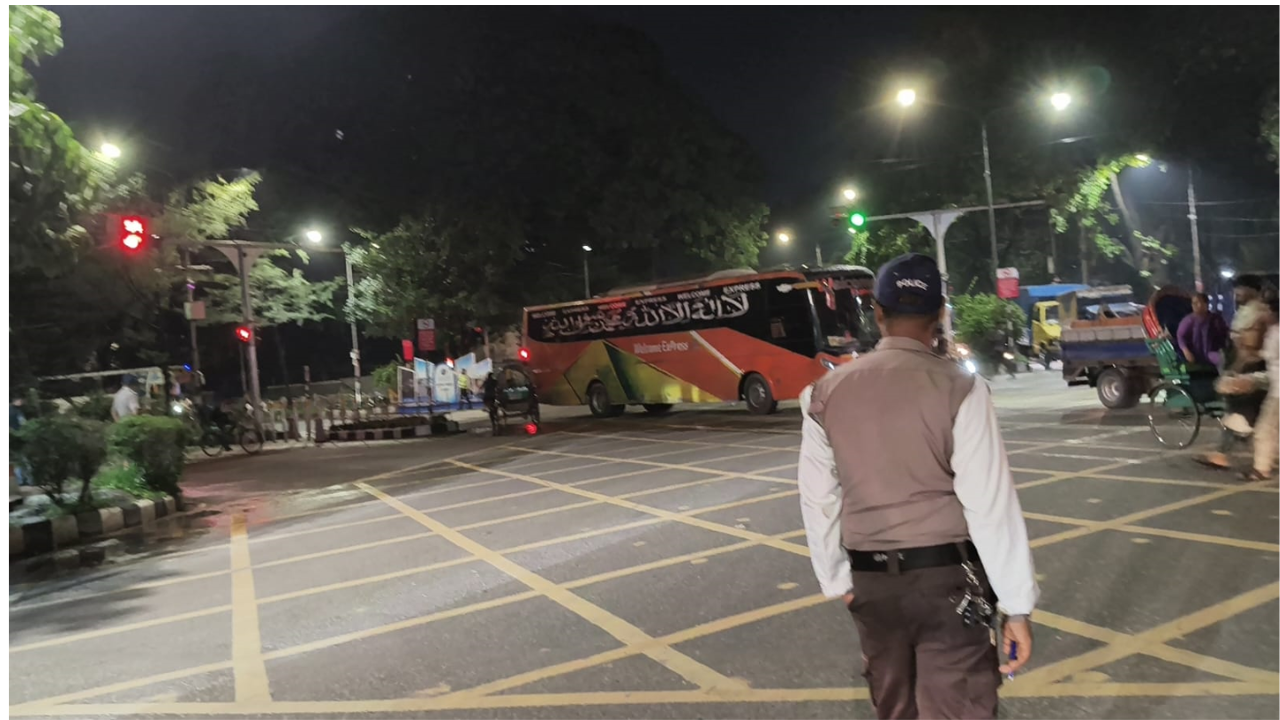 রাজধানীতে স্বয়ংক্রিয় সিগন্যাল বাতিতে ট্রাফিক নিয়ন্ত্রণ