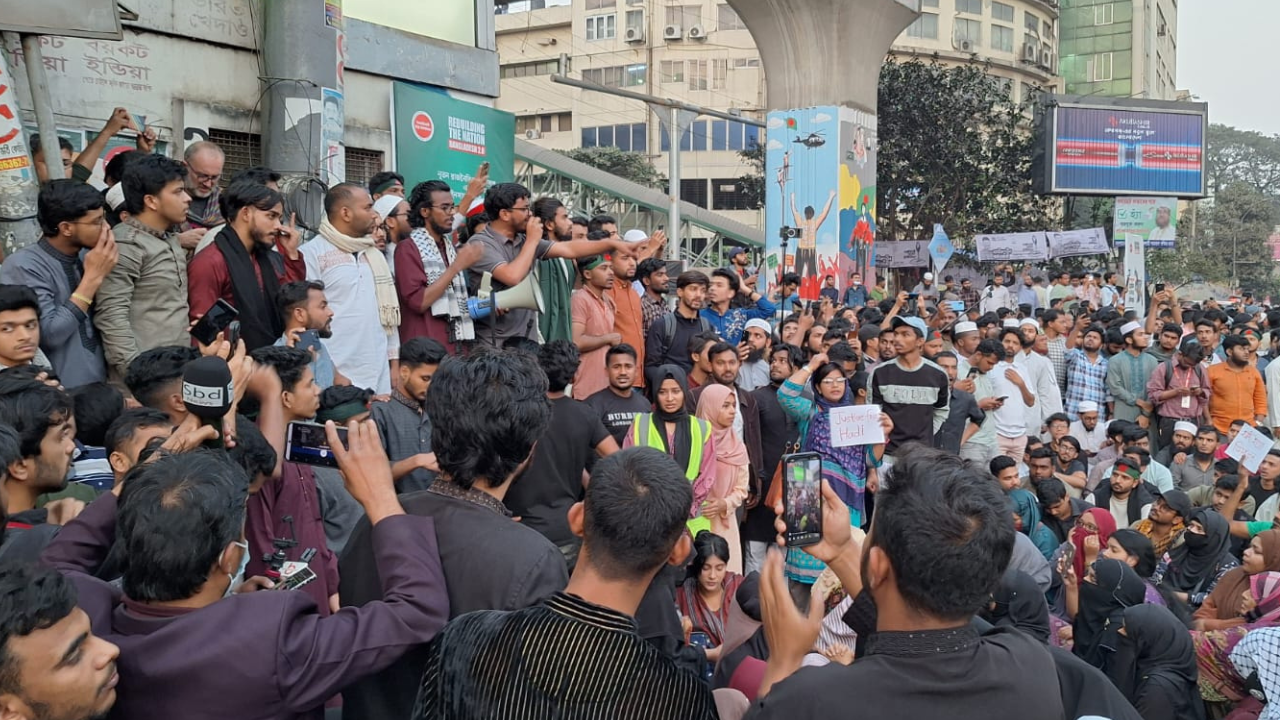 পুলিশের সঙ্গে সংঘর্ষের পর শাহবাগ অবরোধ ইনকিলাব মঞ্চের