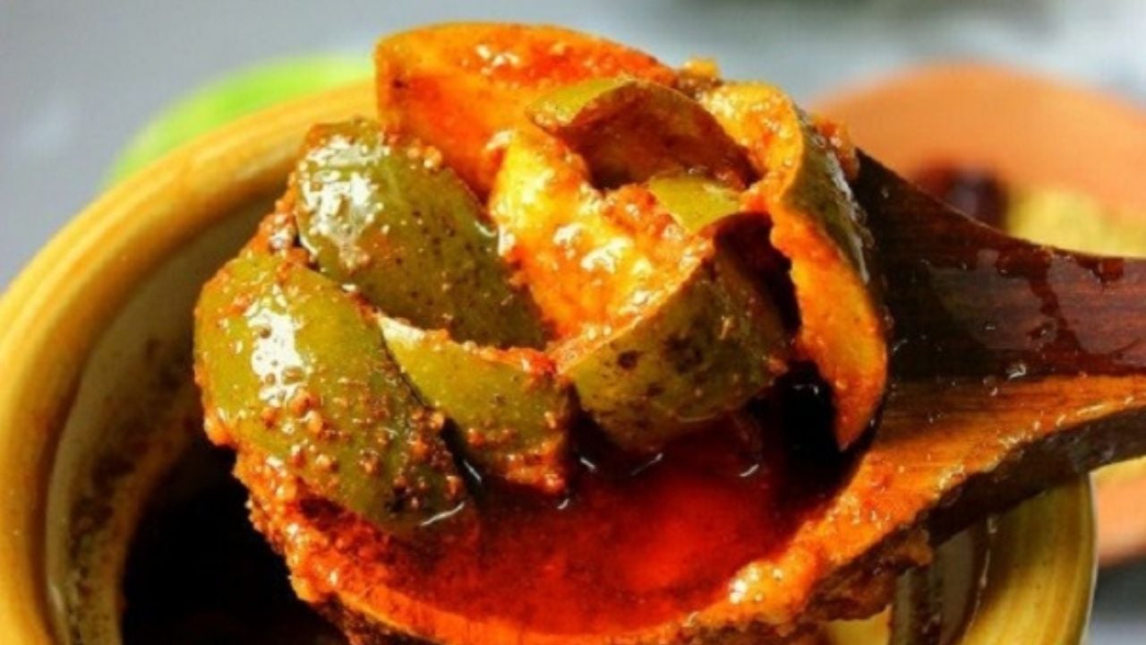 কাঁচা আমের টক-ঝাল আচার তৈরির সহজ রেসিপি