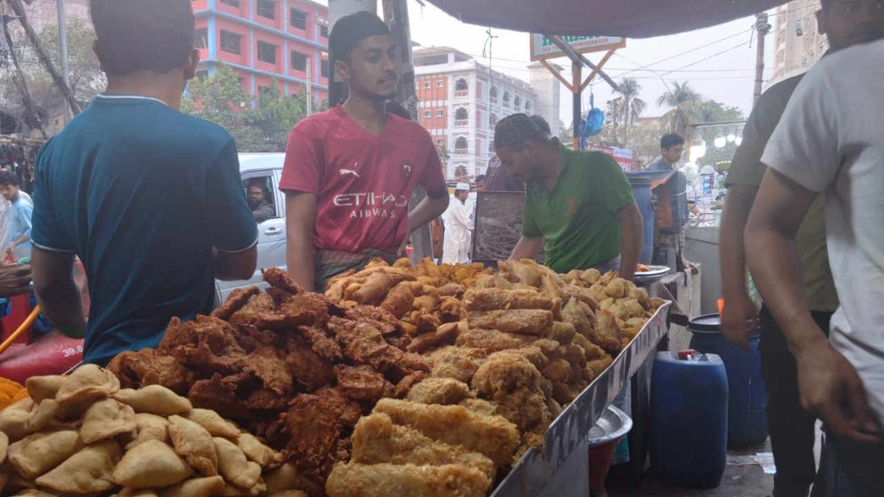 বাংলাবাজারের বাহারি ইফতারি