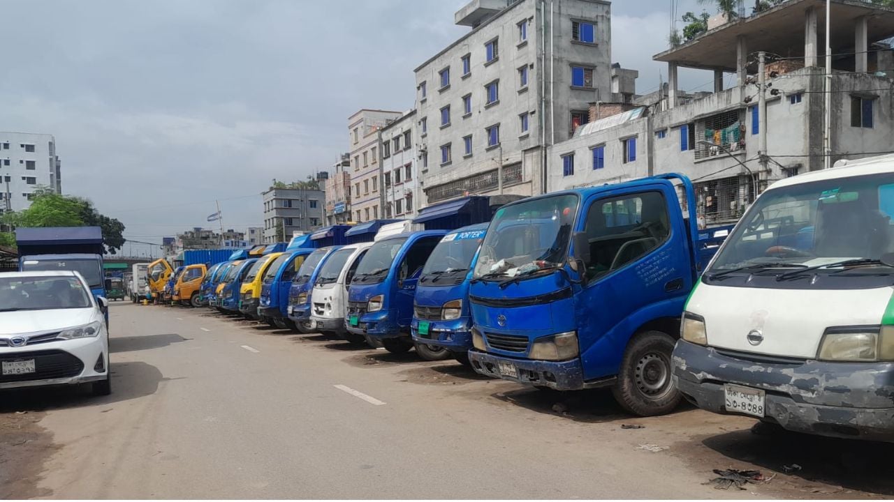 মিরপুরের কালশীতে সড়ক দখল করে রাখা সারি সারি ট্রাক-পিকআপভ্যান। ছবি: সিজেডএন টোয়েন্টিফোর