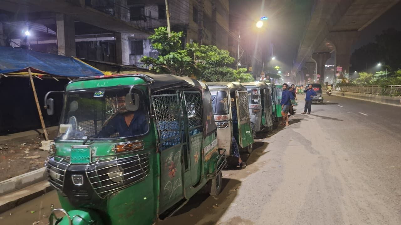 গ্যাসের সংকটে কমে গেছে আয়,
অটোরিকশা চালকেরা বিপাকে
