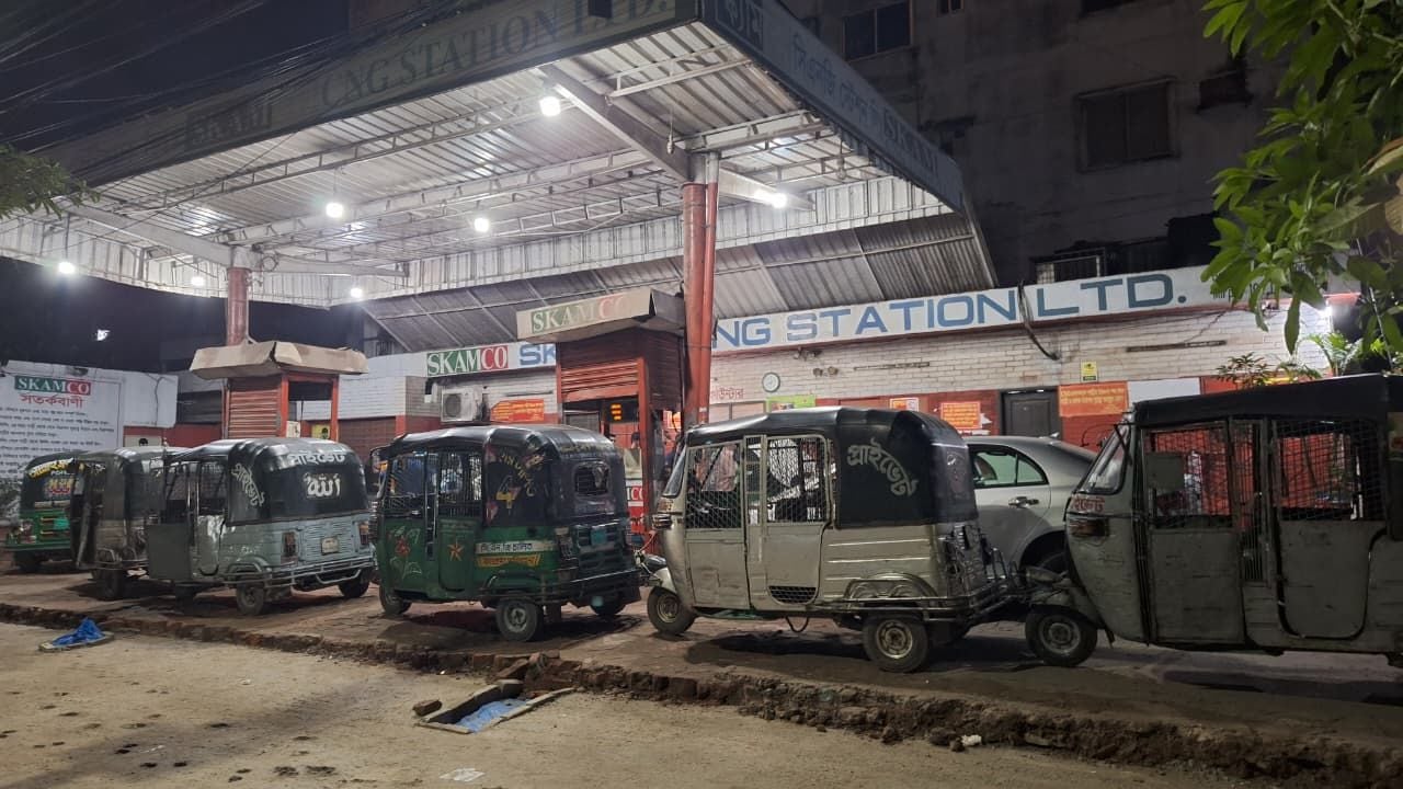 মিরপুর ১০ নম্বর সেকশনের স্ক্যামকো সিএনজি স্টেশনে গ্যাসের জন্য দাঁড় করিয়ে রাখা কয়েকটি সিএনজিচালিত অটোরিকশা। ছবি: সিজেডেএন টোয়েন্টিফোর