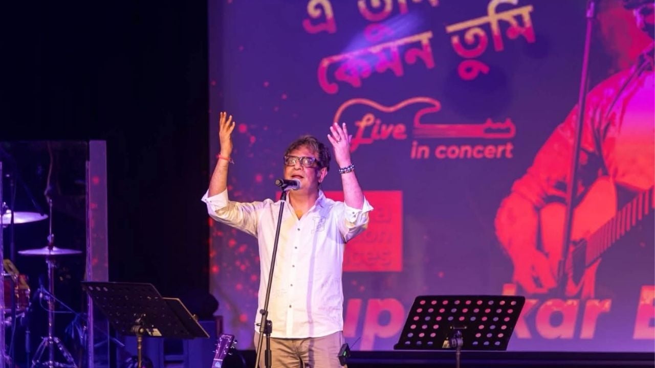অস্ট্রেলিয়ার সিডনি শহরের পাইওনিয়ার থিয়েটারে গান পরিবেশন বরছেন ভারতীয় বাঙালি সংগীতশিল্পী রূপঙ্কর বাগচী। ছবি: সিজেডএন টোয়েন্টিফোর