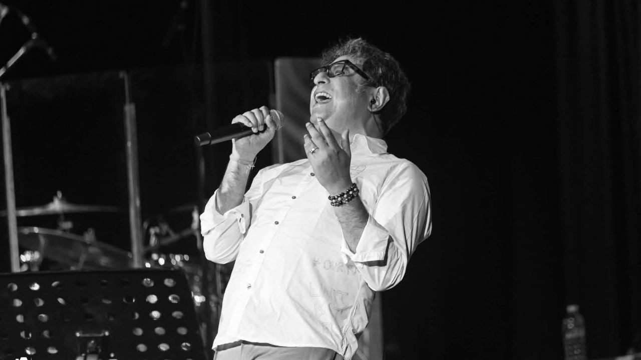 অস্ট্রেলিয়ার সিডনি শহরের পাইওনিয়ার থিয়েটারে গান পরিবেশন করছেন ভারতীয় বাঙালি সংগীতশিল্পী রূপঙ্কর বাগচী। ছবি: সিজেডএন টোয়েন্টিফোর