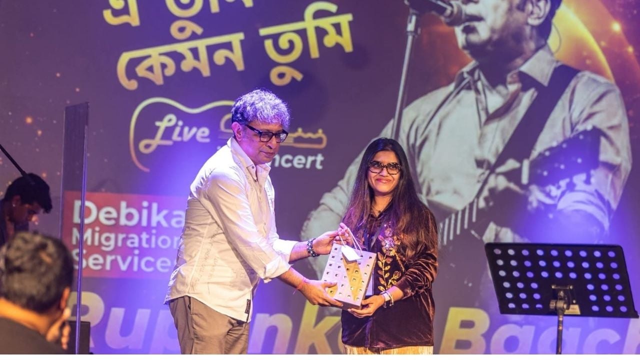 অস্ট্রেলিয়ার সিডনি শহরের পাইওনিয়ার থিয়েটারে সম্প্রতি সংগীত সন্ধ্যার আয়োজন করা হয়। অনুষ্ঠানে ভারতীয় বাঙালি সংগীতশিল্পী রূপঙ্কর বাগচীর হাতে উপহার তুলে দেওয়া হয়। ছবি: সিজেডএন টোয়েন্টিফোর