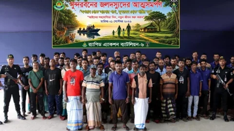 সুন্দরবনে ৫২ জলদস্যুর আত্মসমর্পণ