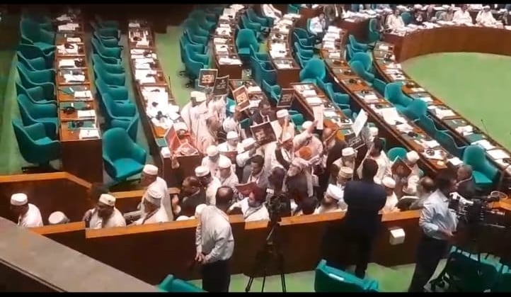 রাষ্ট্রপতিকে ফ্যাসিবাদ আখ্যা দিয়ে বিরোধী দলের ওয়াকআউট