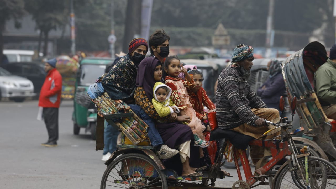 কমেছে তাপমাত্রা, ঢাকায় বেড়েছে শীতের তীব্রতা