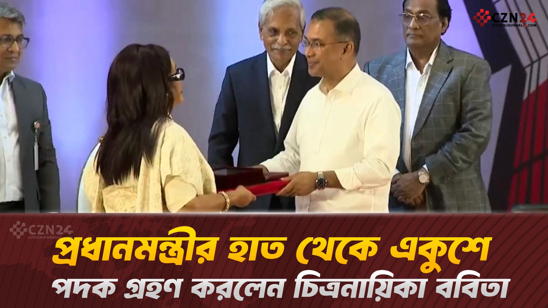 প্রধানমন্ত্রীর হাত থেকে একুশে পদক গ্রহণ করলেন চিত্রনায়িকা ববিতা