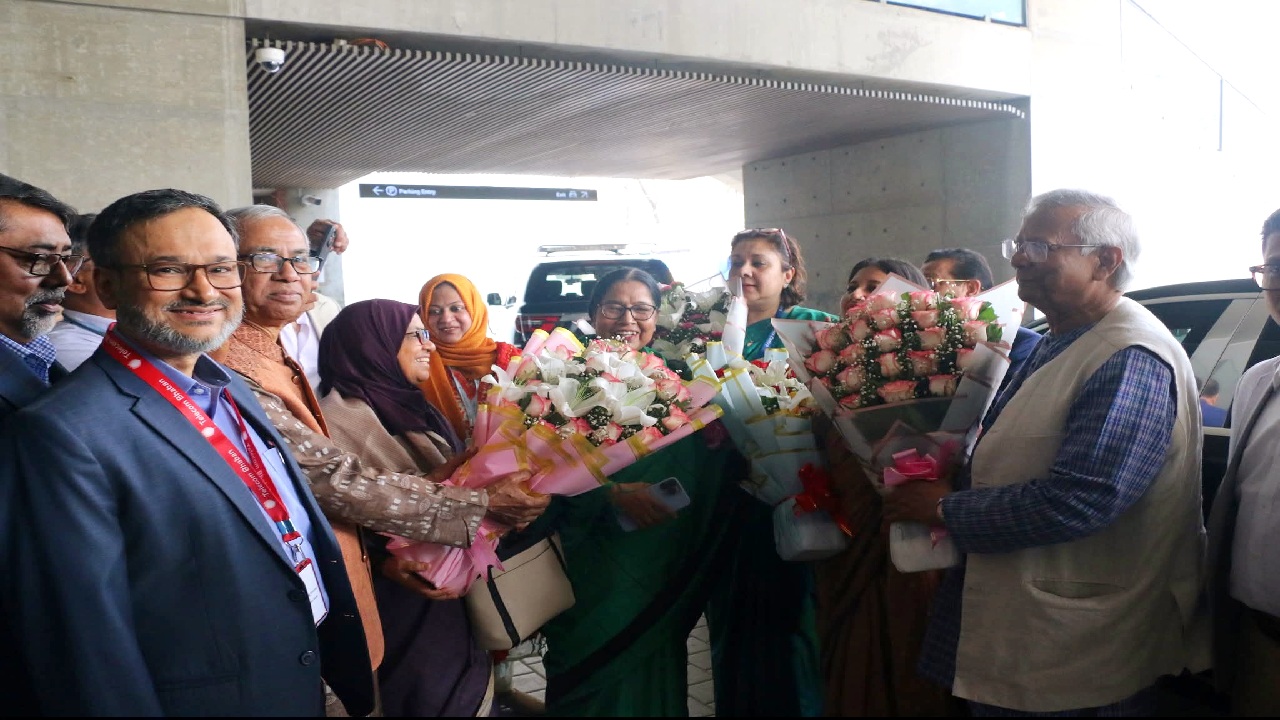দেড় বছর পর নিজ কর্মস্থলে ফিরলেন অধ্যাপক ইউনূস