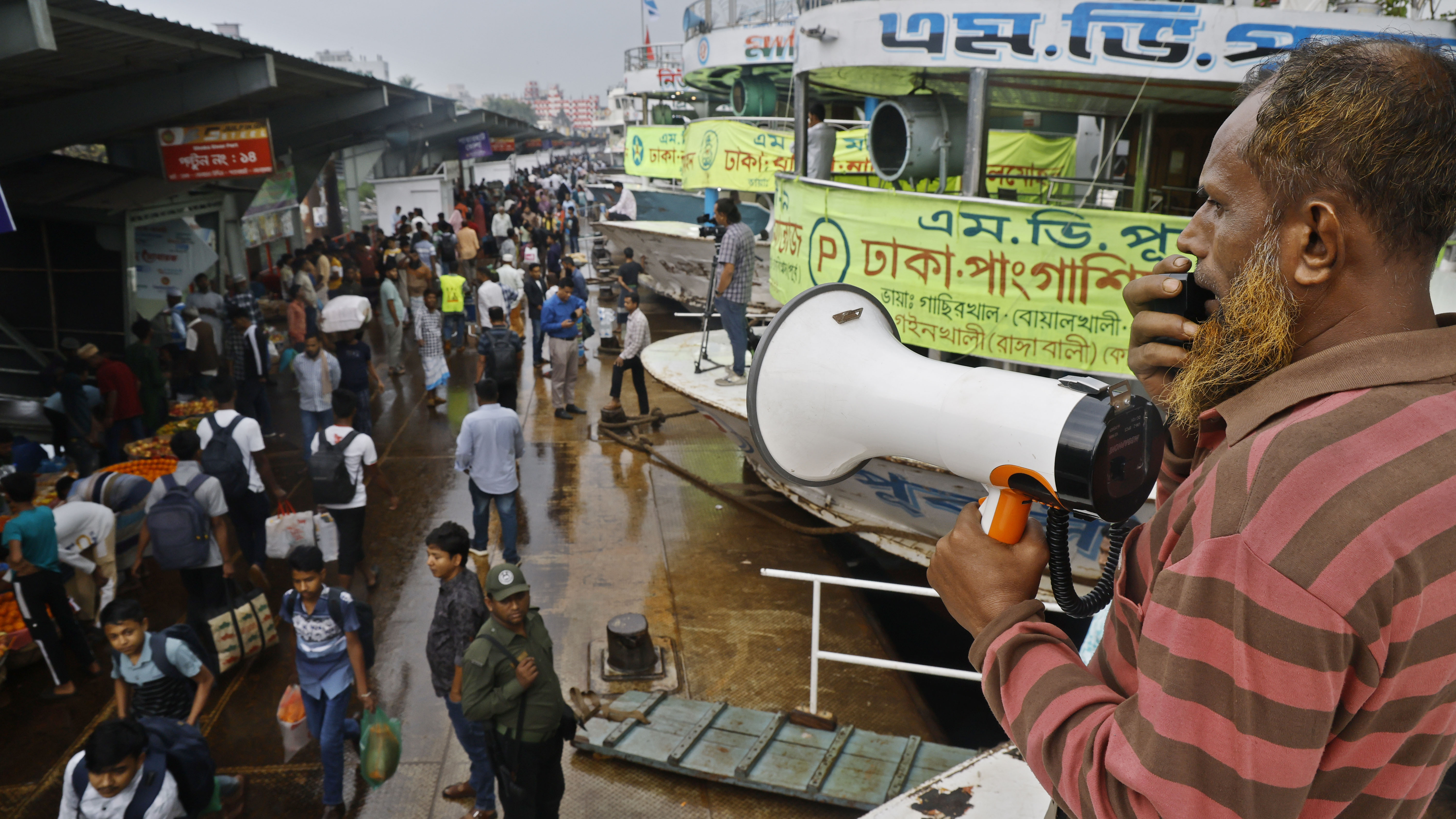 সদরঘাটে যাত্রী সমাগম কমে যাওয়ায় মাইক দিয়ে যাত্রী ডাকতে দেখা যায়