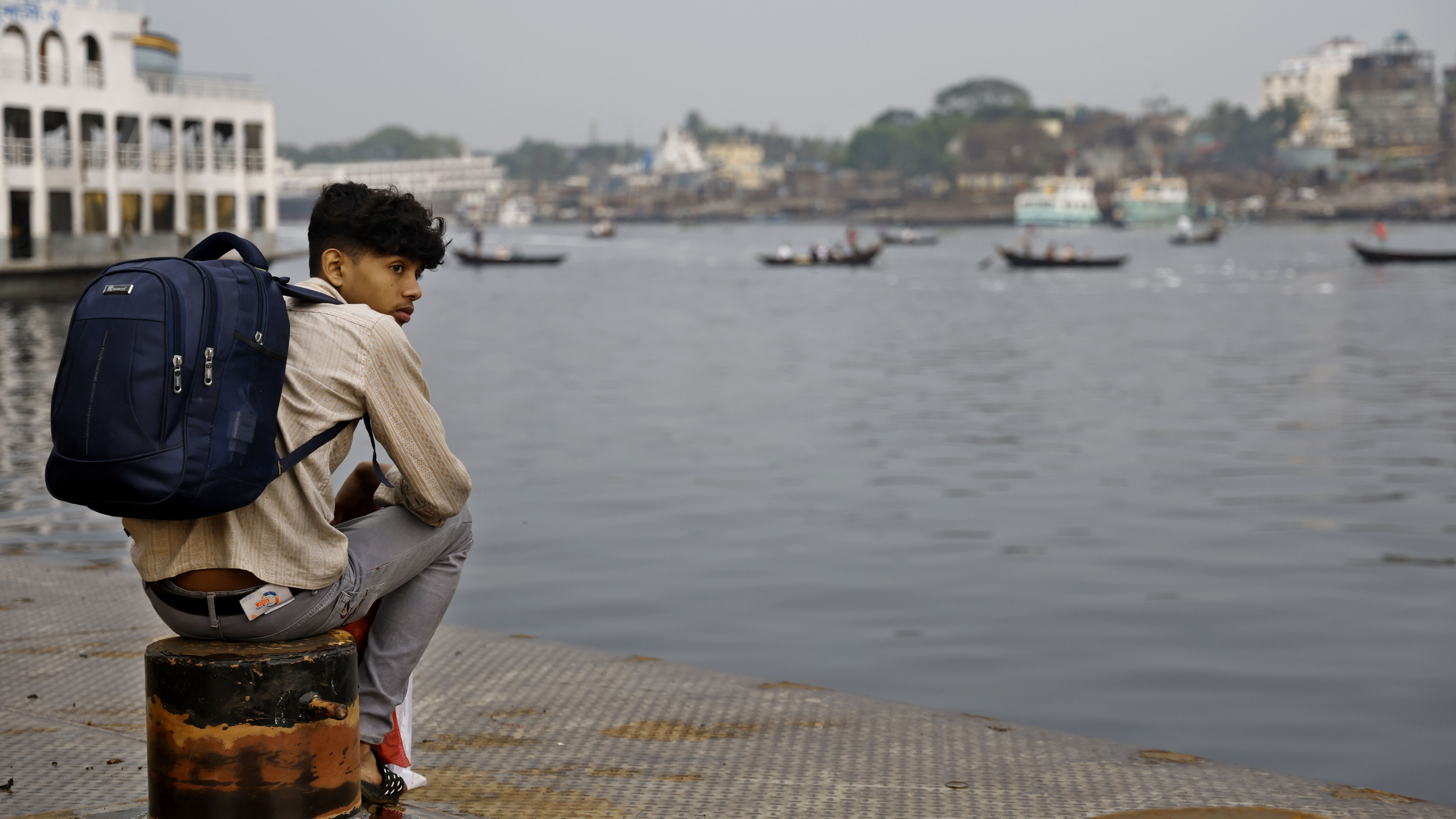 বৈরী আবহাওয়ার কারণে অনেককে পন্টুনে হতাশ হয়ে বসে থাকতে দেখা যায়