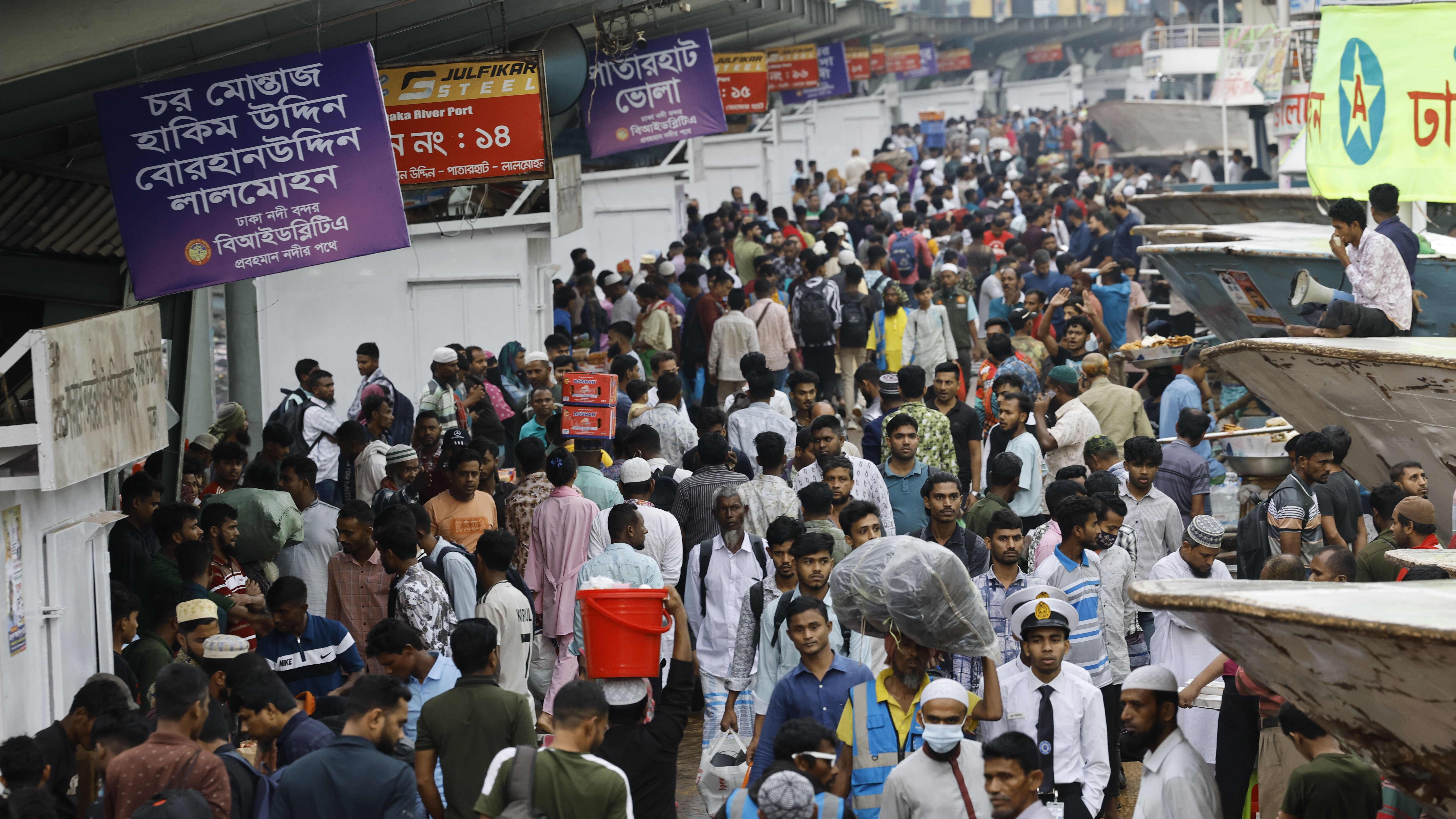 বৃষ্টির আগে দেখা যায় বেশ কিছু যাত্রী
