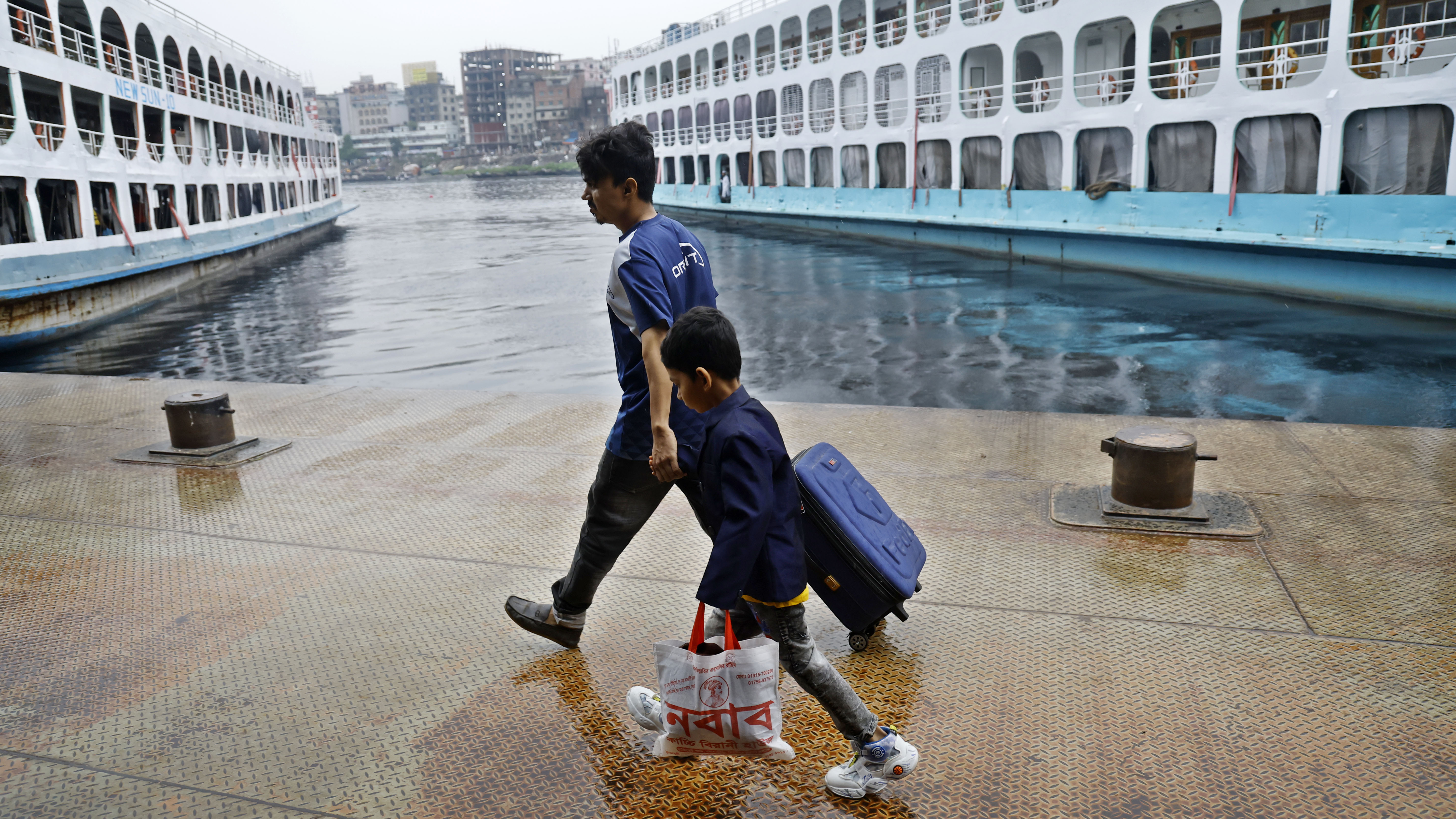 বৈরী আবহাওয়ায় সদরঘাটের অচেনা রূপ