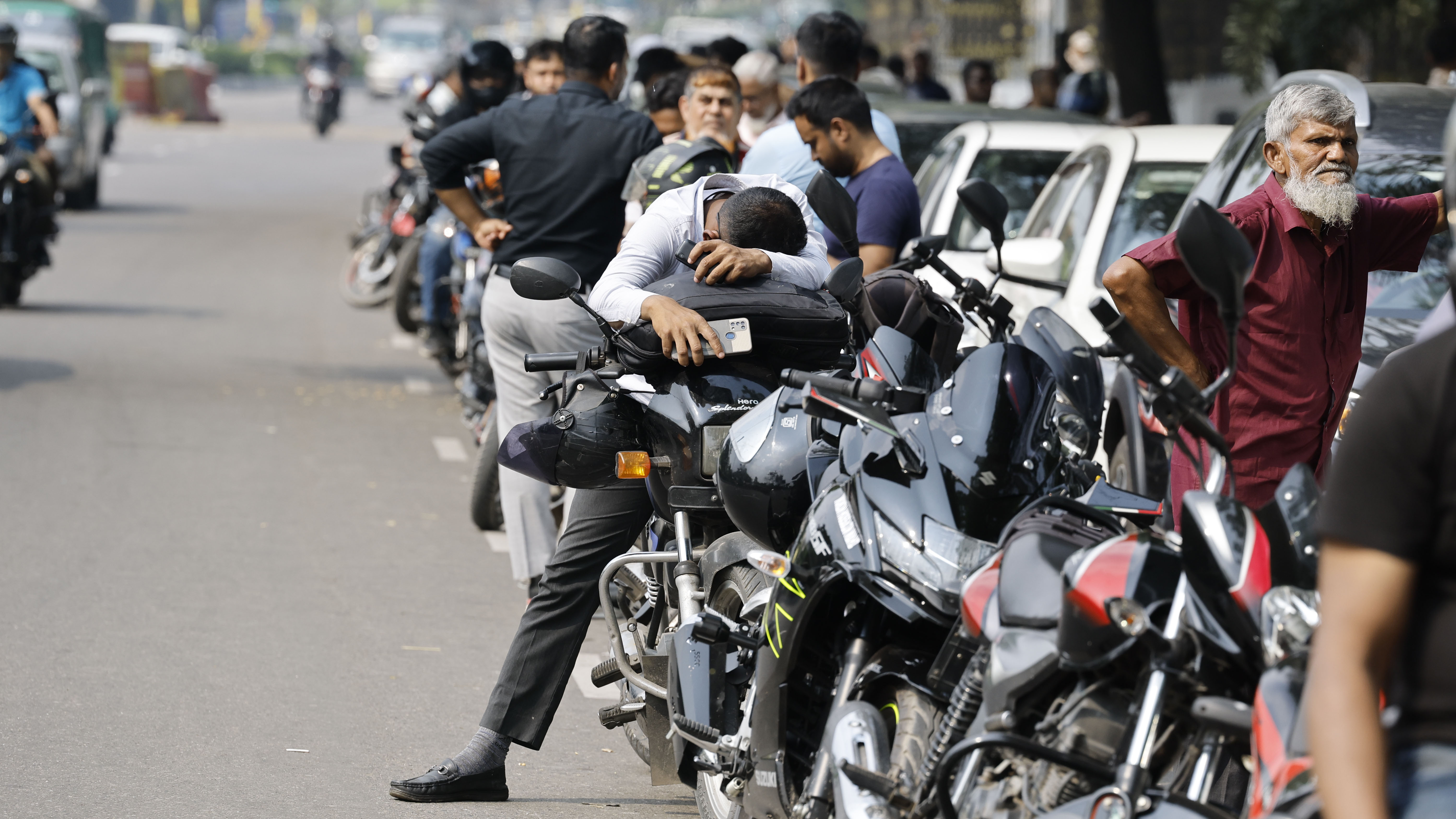 অপেক্ষার প্রহর গুনতে গুনতে ক্লান্ত হয়ে কেউ গাড়ির ভেতরেই ঘুমিয়ে পড়ছেন।