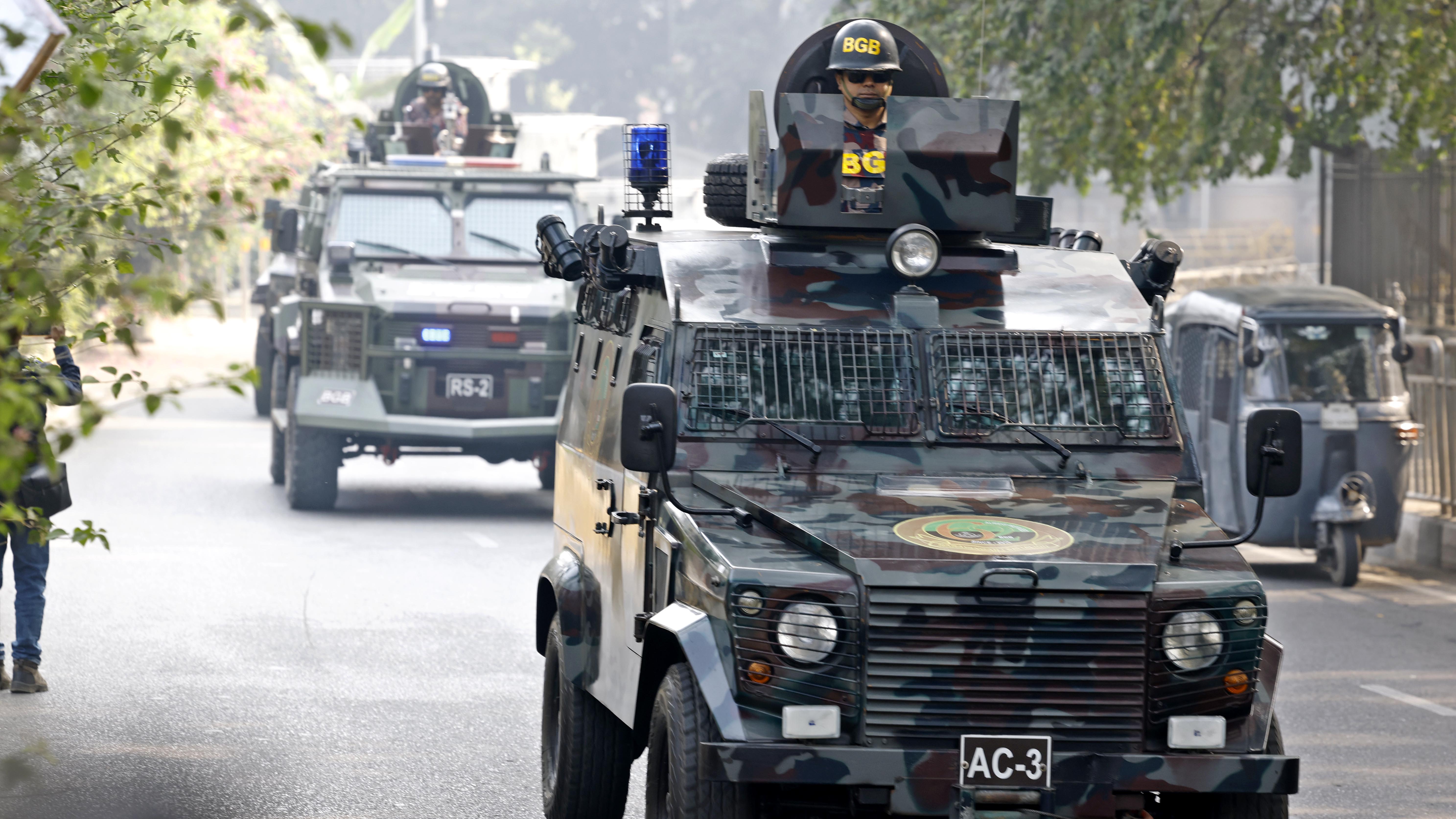ইন্টারকন্টিনেন্টাল হোটেলের সামনে বিজিবির নিরাপত্তা টহল