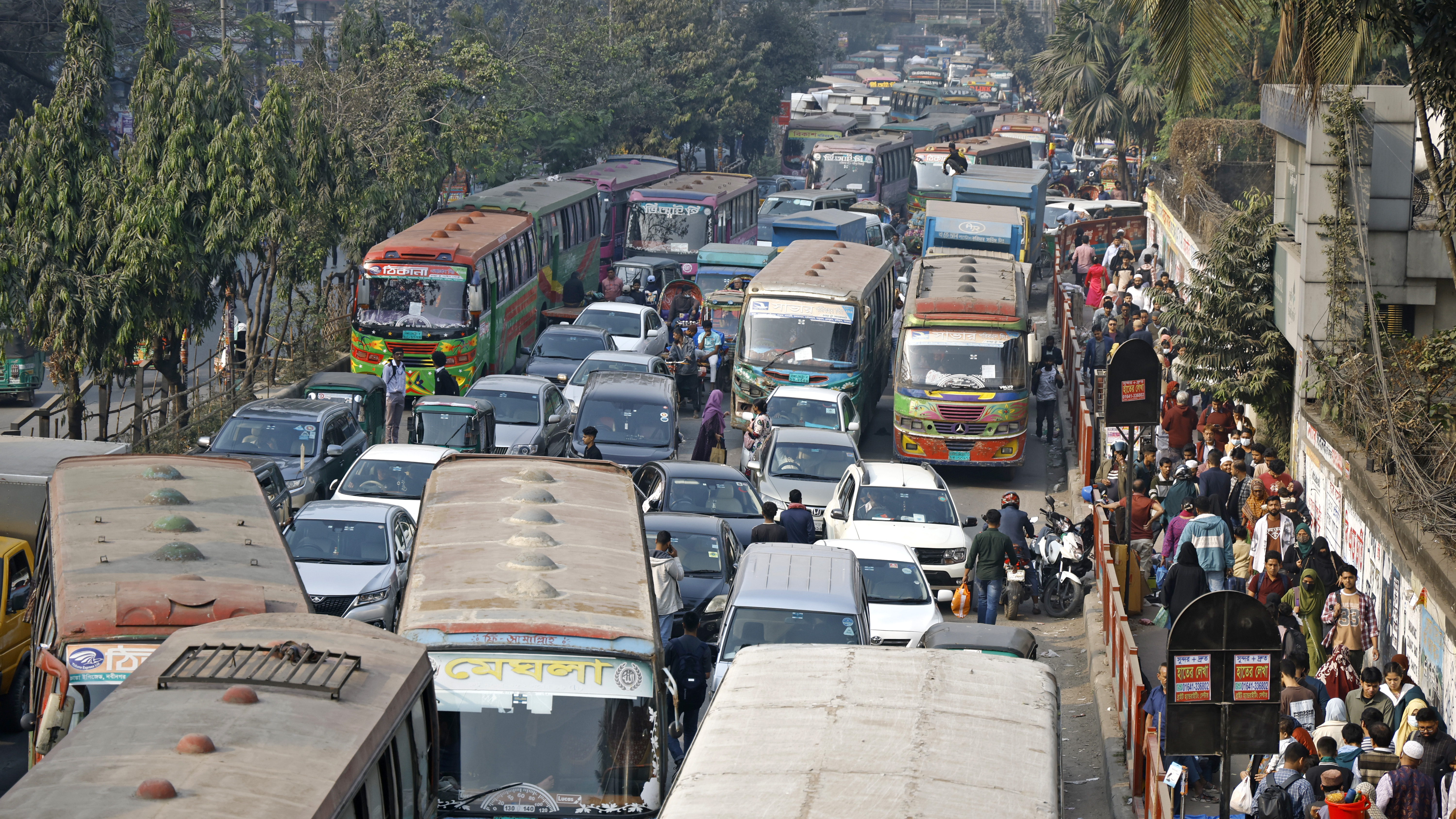 এসময় দীর্ঘ যানজটের সৃষ্টি হয়