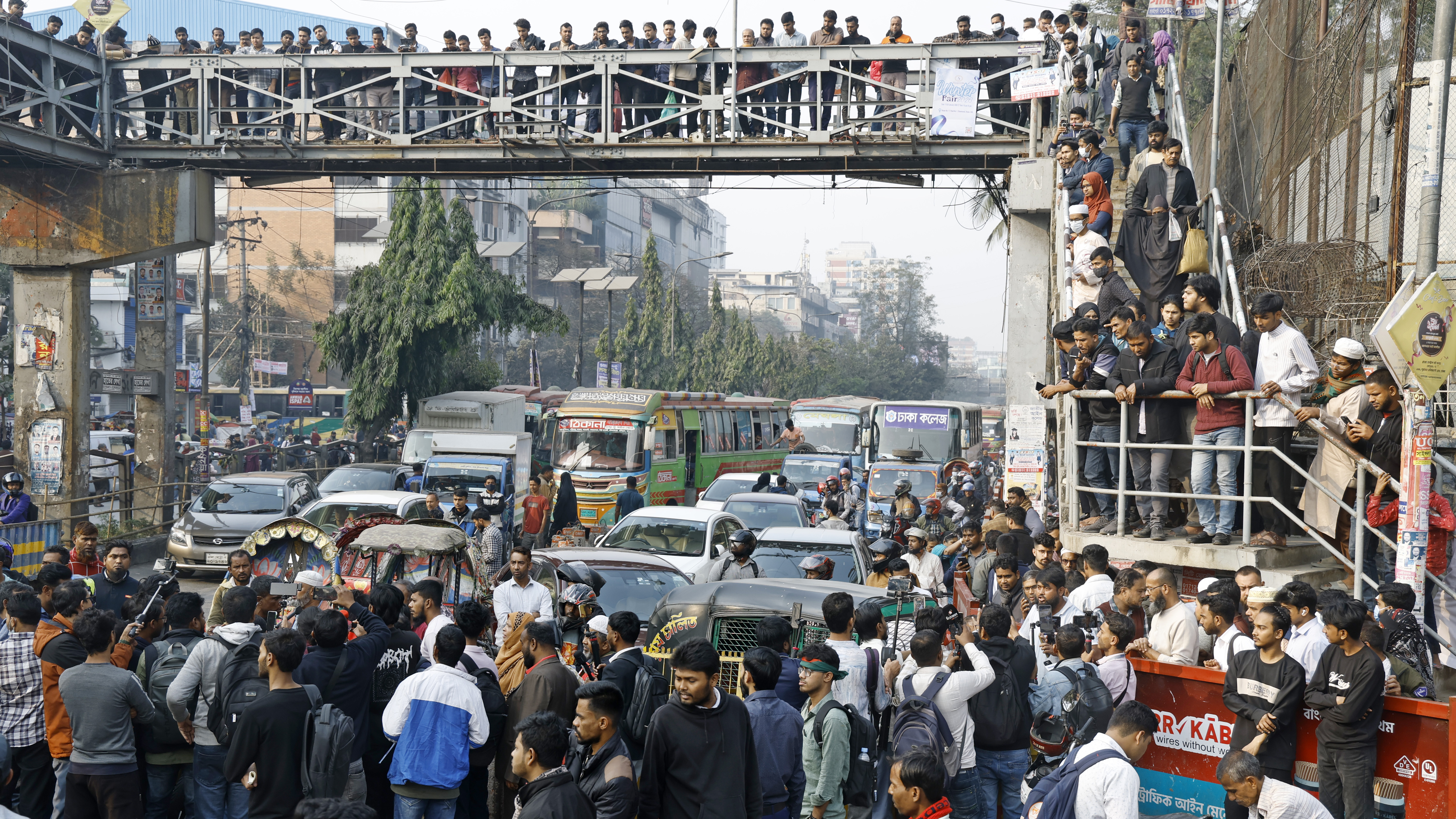 রাজধানী ঢাকার সাতটি কলেজের জন্য প্রস্তাবিত ঢাকা সেন্ট্রাল ইউনিভার্সিটির অধ্যাদেশ জারির দাবিতে সায়েন্স ল্যাবরেটরি মোড়  অবরোধ করে শিক্ষার্থীরা