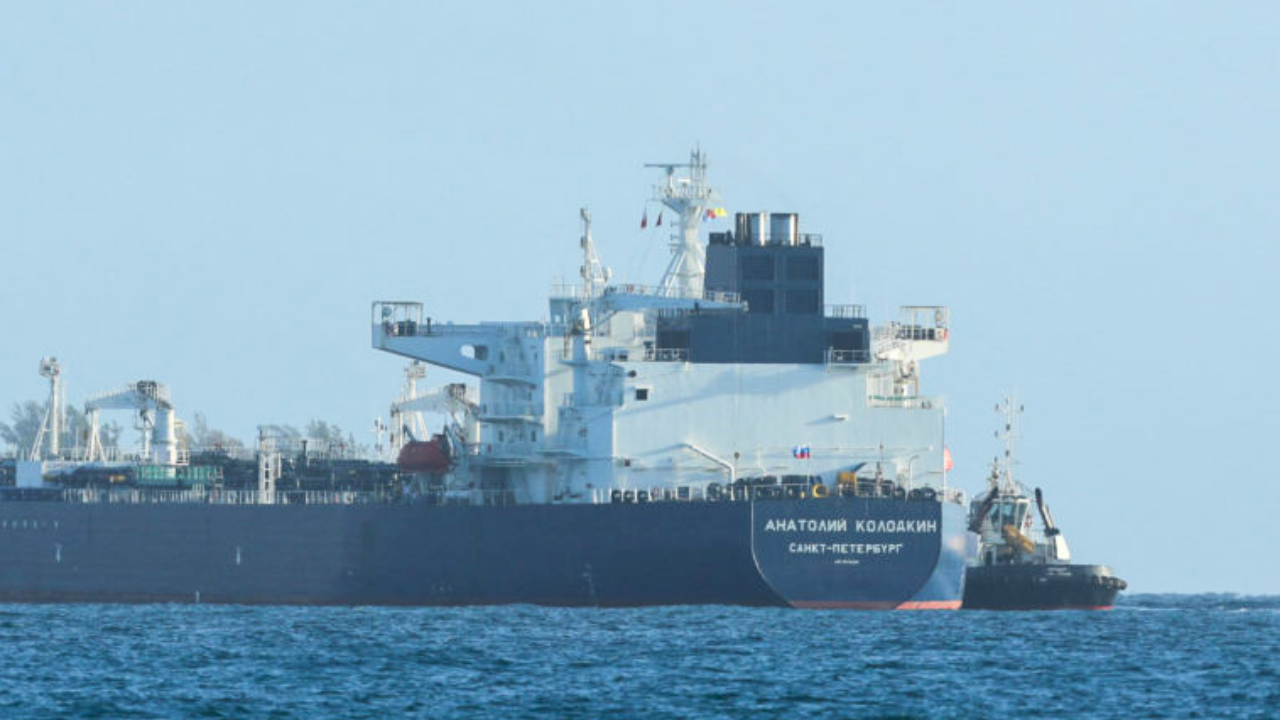 মার্কিন নিষেধাজ্ঞা উপেক্ষা করে কিউবায় তেল পাঠাচ্ছে রাশিয়া