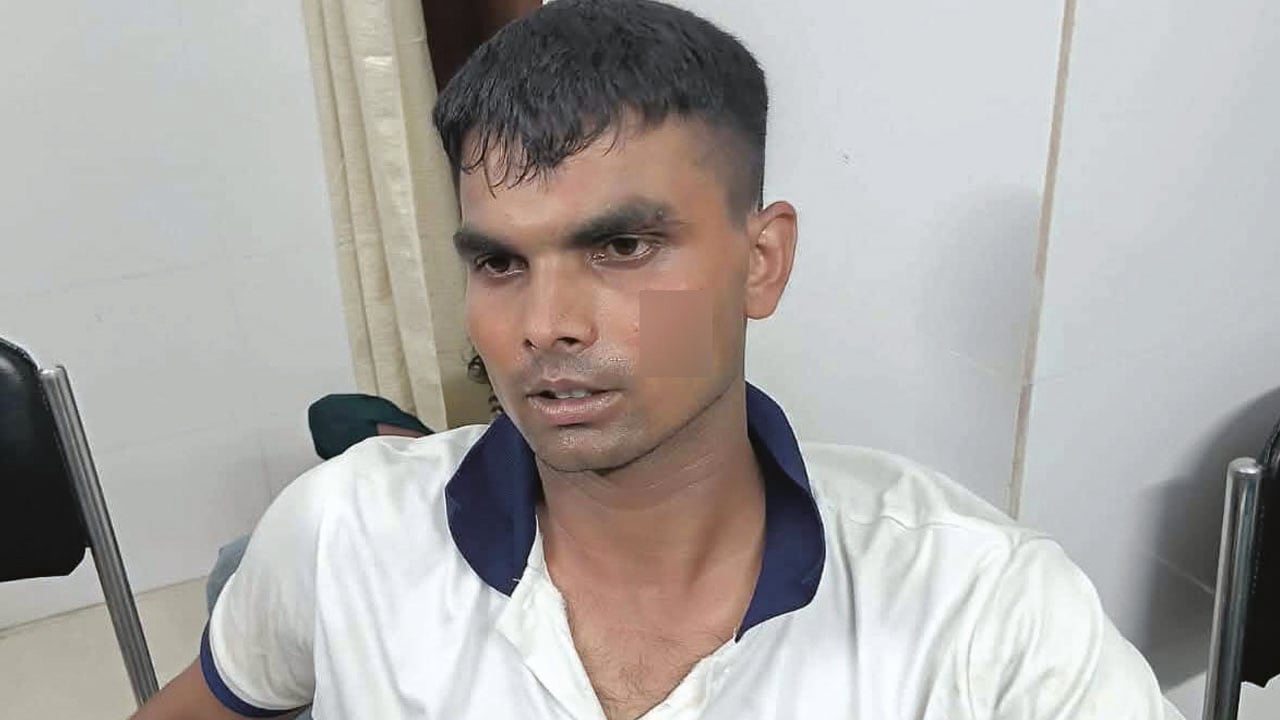 অবহেলায় মায়ের মৃত্যুর অভিযোগ তুলে হট্টগোল, দুই ভাই আটক