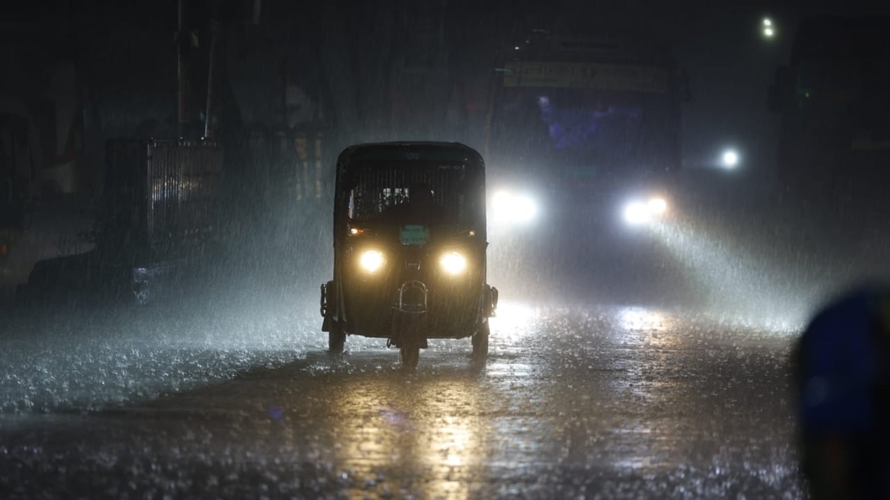 ঢাকাসহ দেশের উত্তর-পূর্বাঞ্চলে বজ্রবৃষ্টি, সতর্ক সংকেত জারি