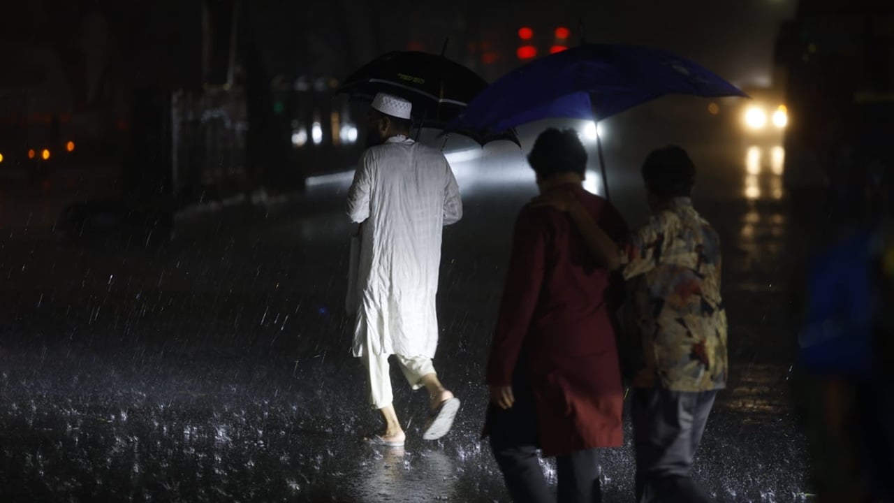 ঢাকাসহ দেশের উত্তর-পূর্বাঞ্চলে বজ্রবৃষ্টি, সতর্ক সংকেত জারি