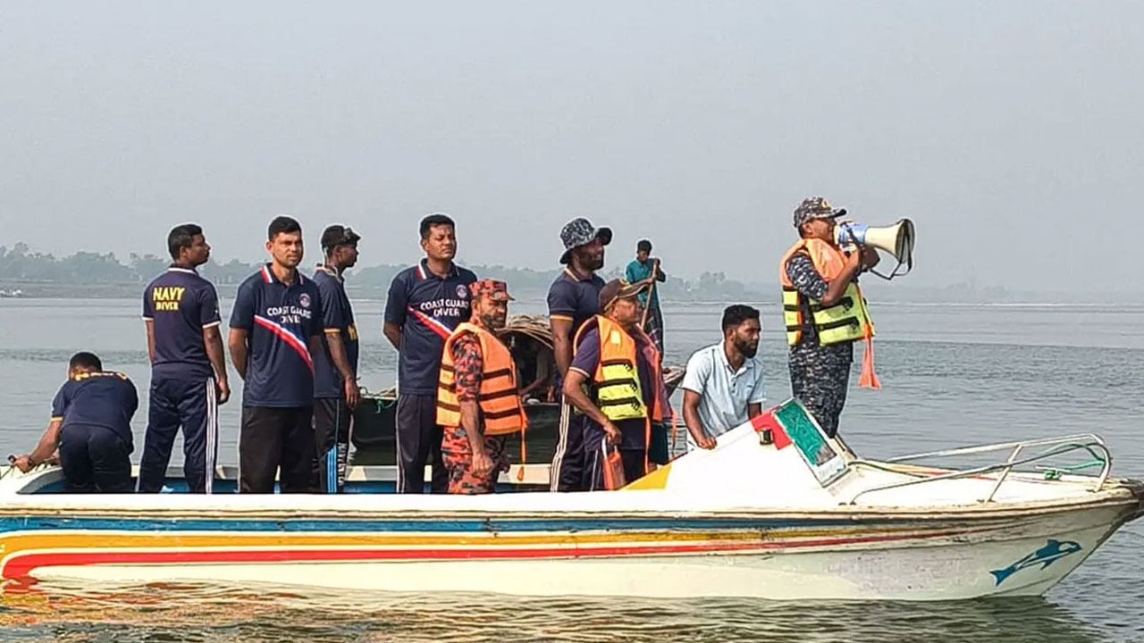 পদ্মায় বাসডুবি: তৃতীয় দিনেও চলছে উদ্ধার অভিযান