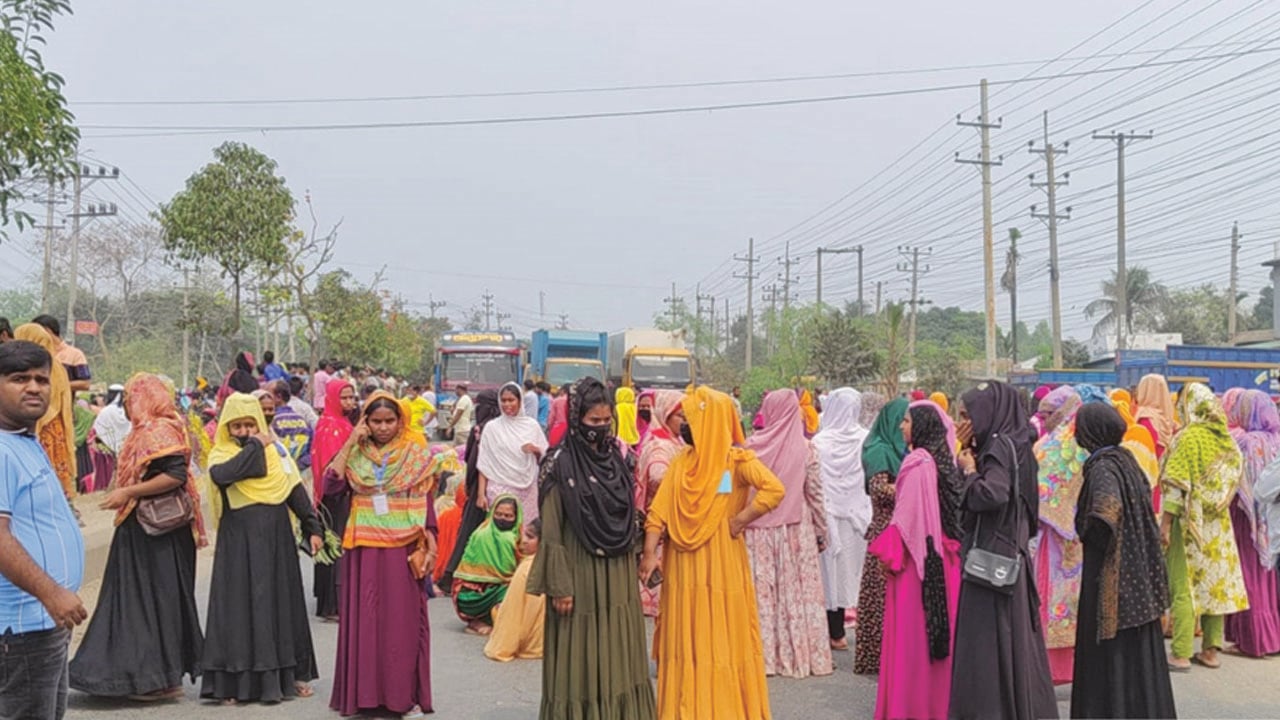 বেতন-বোনাসের দাবিতে ময়মনসিংহে মহাসড়ক অবরোধ