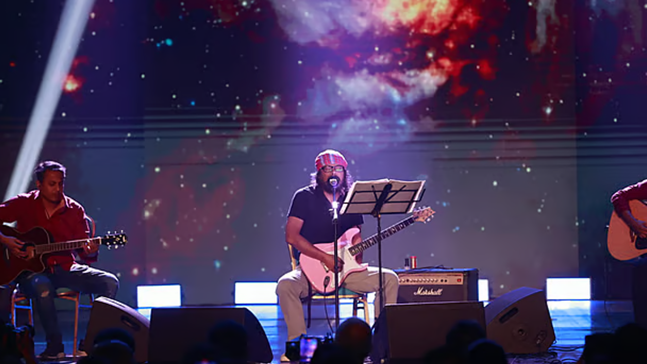 আড্ডায় এবার যেন অন্য এক জেমস