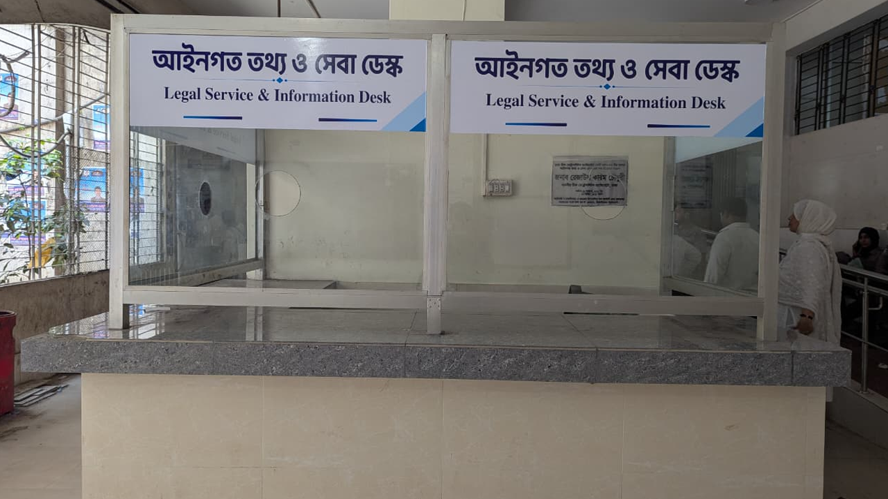 আদালতের সেবা ডেস্ক পাহারা দেয় ডাস্টবিন 1