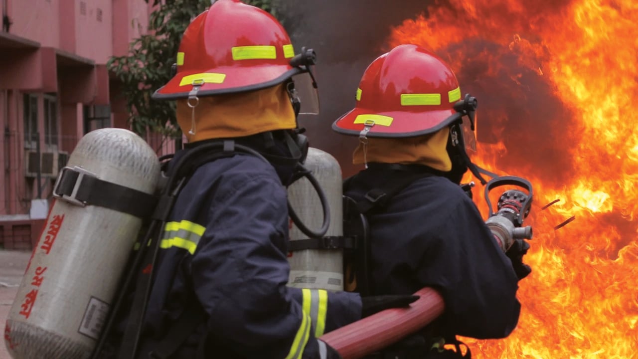 হাজারীবাগে ঝুট গুদামের আগুন ৪ ঘণ্টার চেষ্টায় নিয়ন্ত্রণে