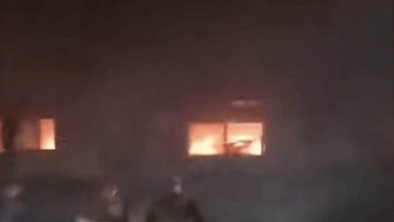 চট্টগ্রামে রেলওয়ের সরঞ্জাম নিয়ন্ত্রকের কার্যালয়ে আগুন