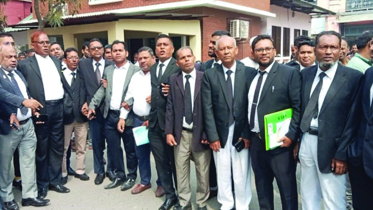 আ.লীগ নেতার জামিন দেওয়ায় আদালত বর্জন আইনজীবীদের