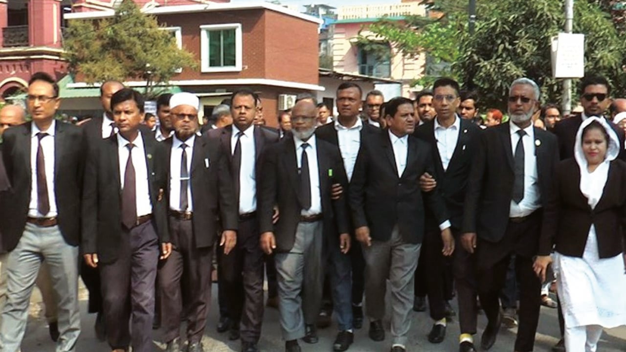 বরিশালে আইনজীবীদের বিক্ষোভ