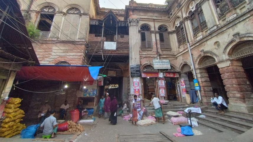 ঐতিহাসিক রূপলাল হাউজ এখন মসলার আড়ত