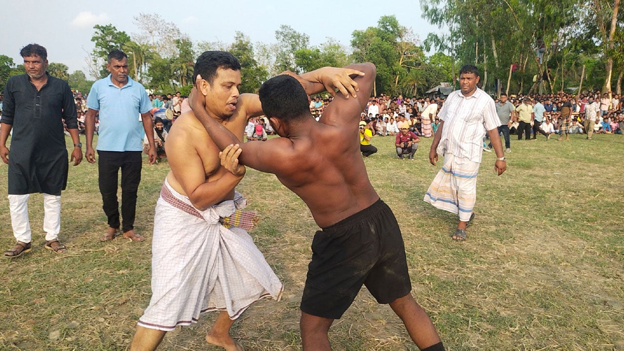 ঐতিহ্যবাহী বলীখেলায় মানুষের ঢল
