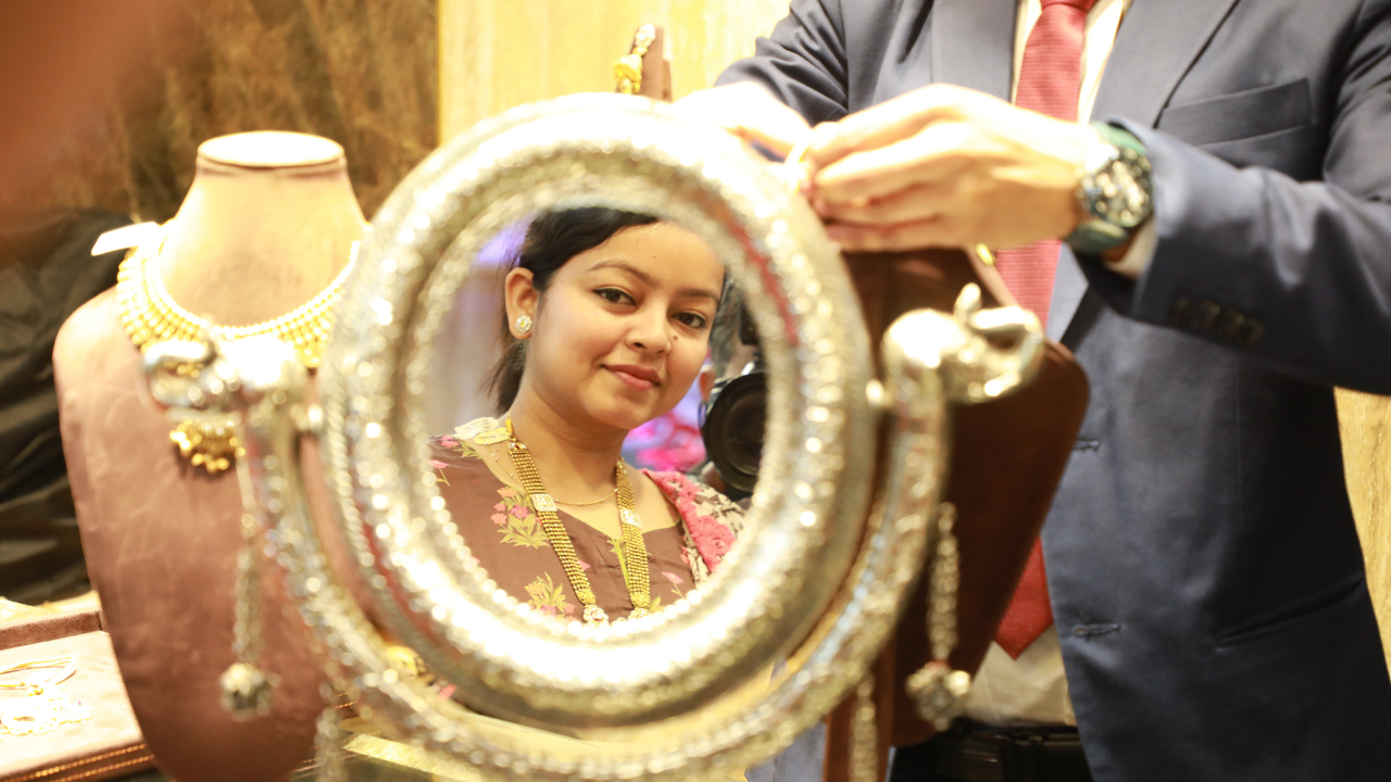 আজ স্বর্ণ কিনলে গুনতে হবে যত টাকা