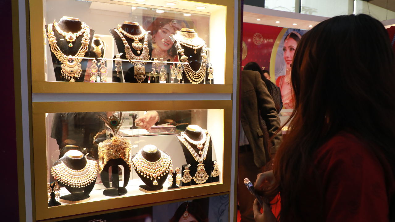 আজ যে দামে বিক্রি হচ্ছে স্বর্ণ