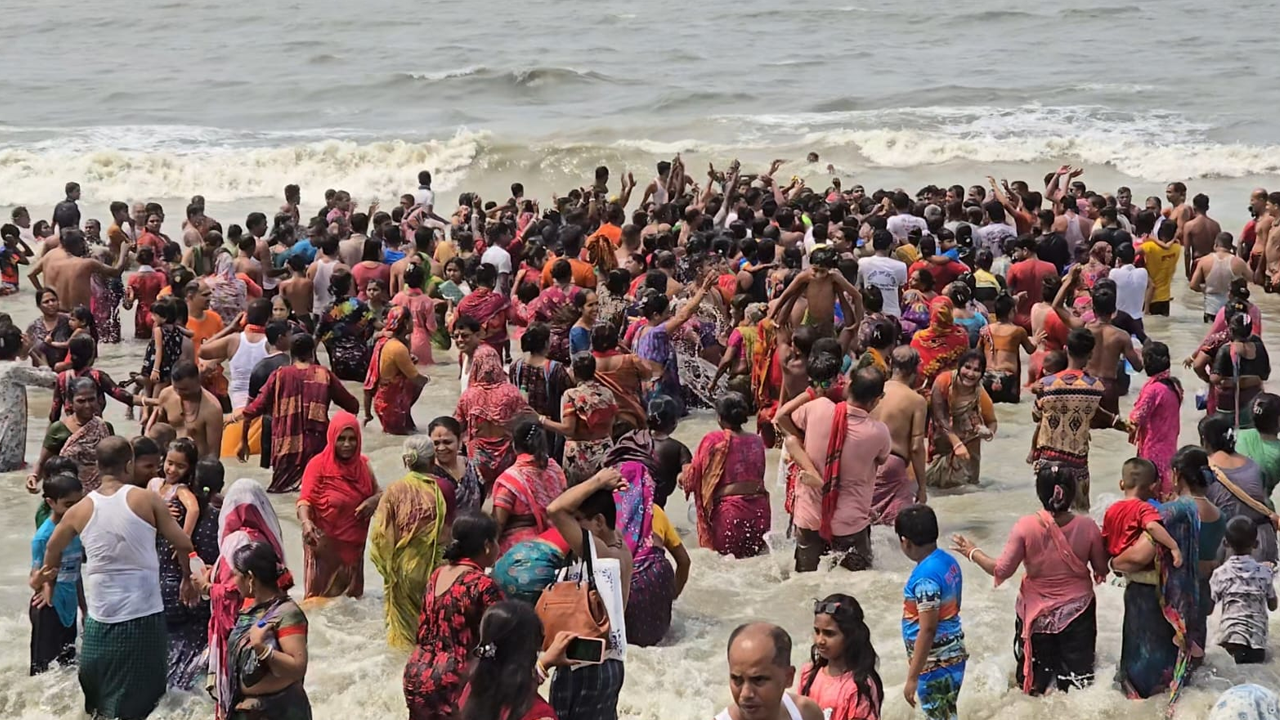 কুয়াকাটায় অক্ষয় তৃতীয়ায় হাজারো পুণ্যার্থীর সমুদ্রস্নান