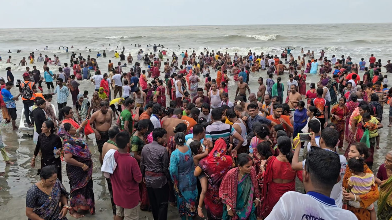 অক্ষয় তৃতীয়ায় সমুদ্রস্নানে কুয়াকাটায় হাজারো পুণ্যার্থী 2