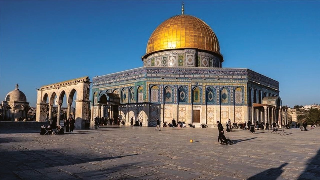 আল-আকসা মসজিদে মুসল্লিদের ঢুকতে দিচ্ছে না ইসরায়েল