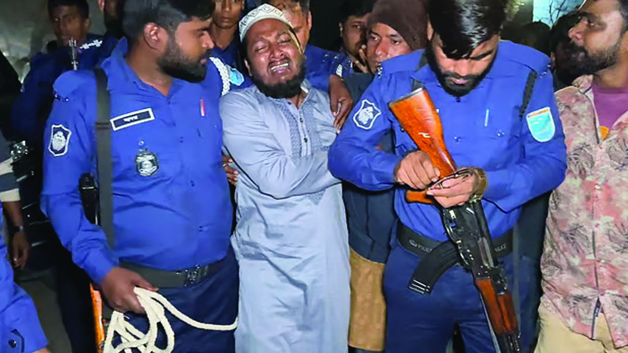 পুলিশি পাহারায় কোমরে রশি নিয়ে বাবার জানাজায় ছাত্রদল নেতা