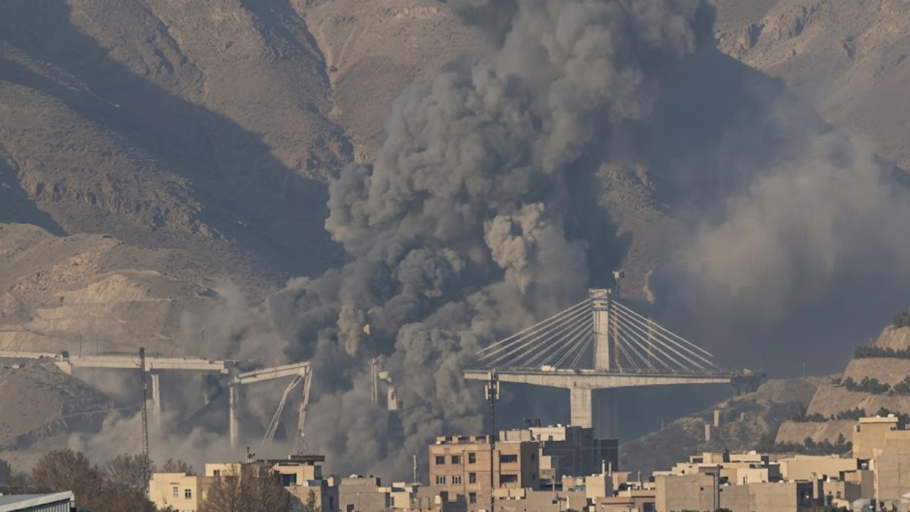 আমাদের দেশটা ধ্বংস হয়ে যাবে:  ইরানি তরুণ