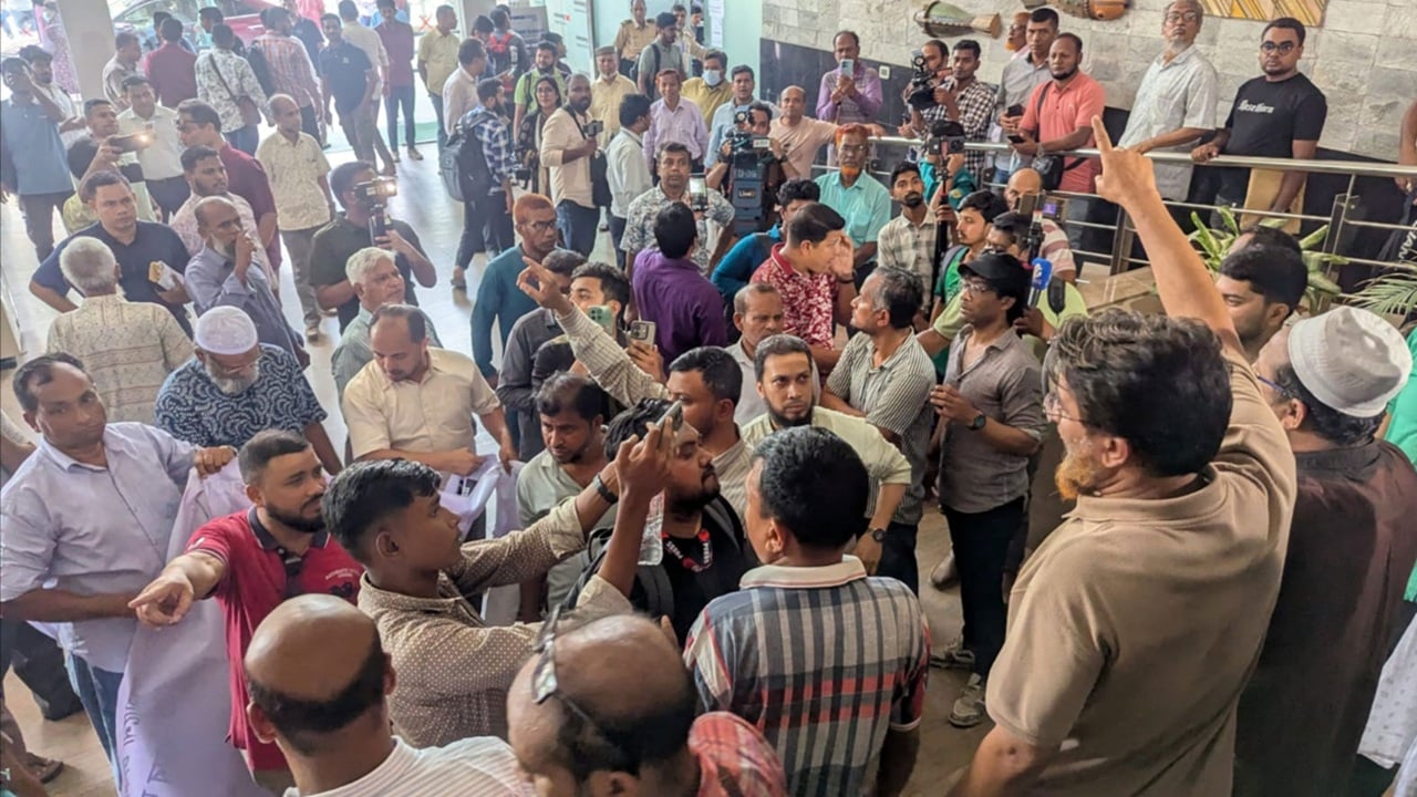 চট্রগ্রামে ৫ ব্যাংকে আমানতকারীদের তালা