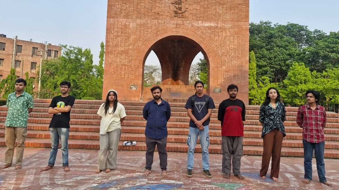 অনলাইন ক্লাসের সিদ্ধান্তের প্রতিবাদে জাবিতে মানববন্ধন