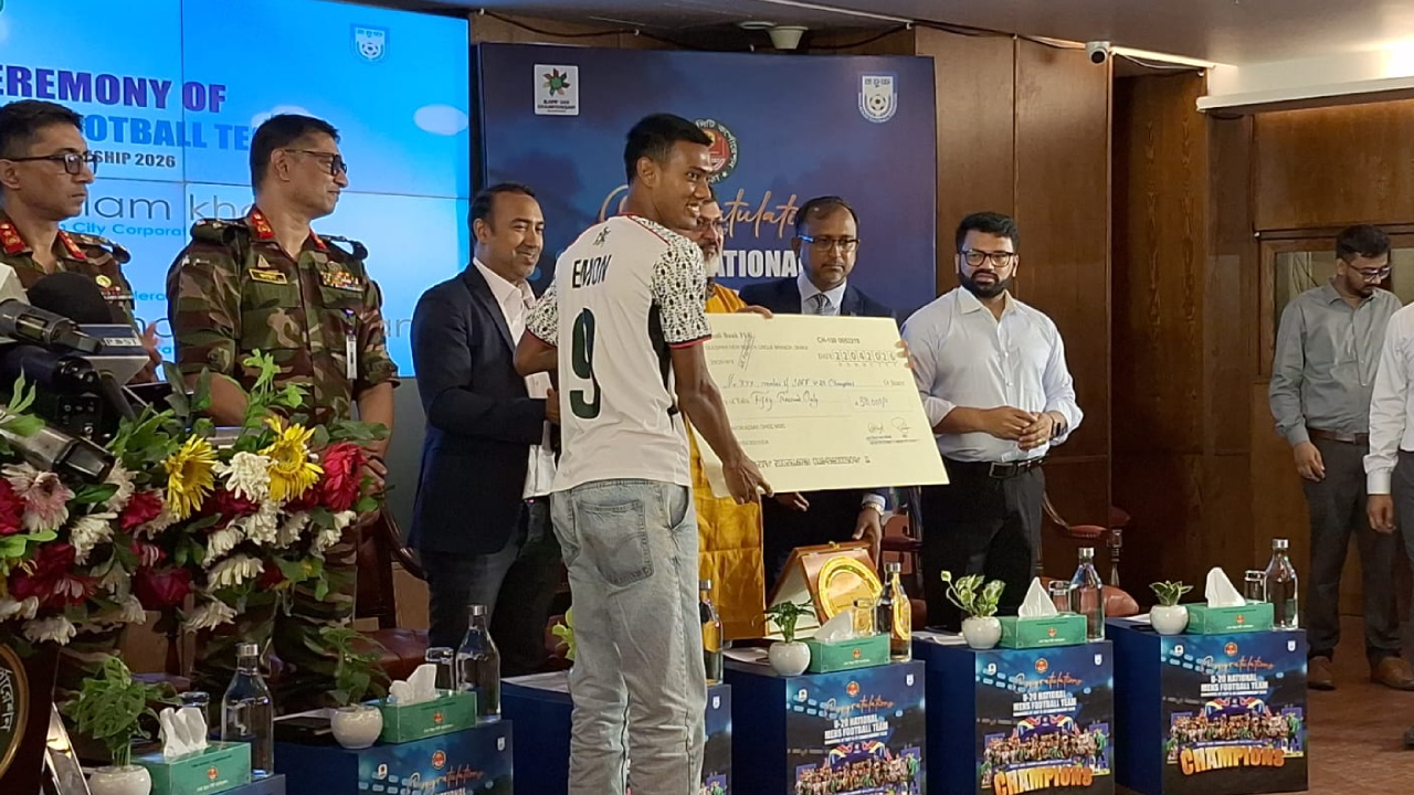 অনুর্ধ্ব২০ চেক বিতরণ