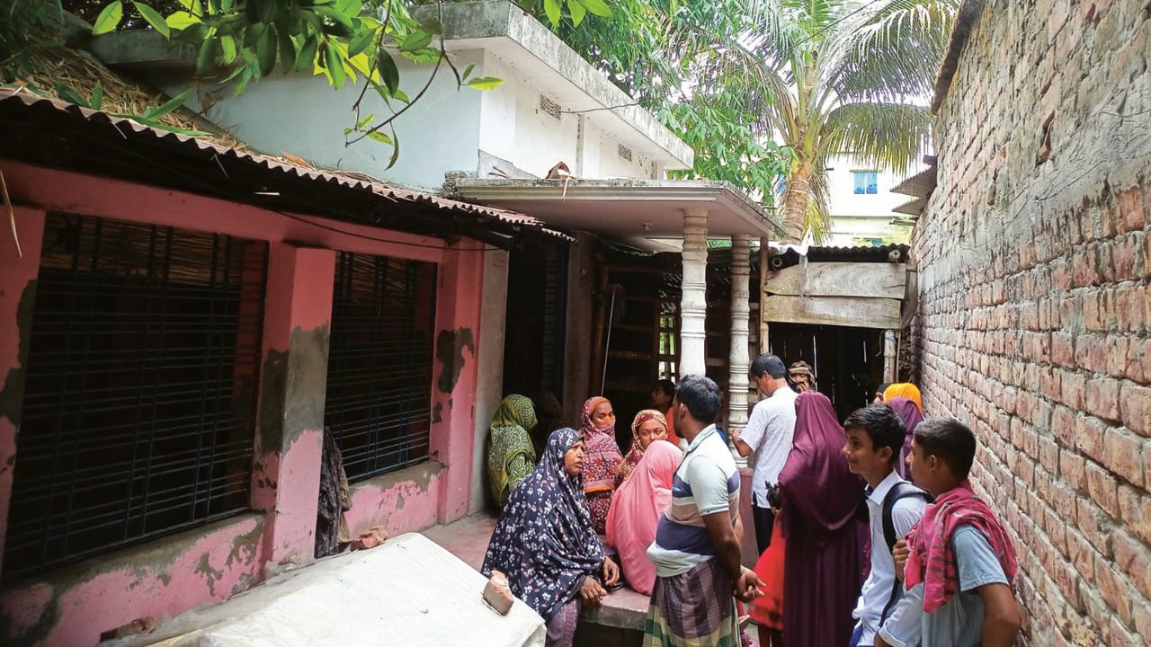 অন্তঃসত্ত্বা গৃহবধূকে গলা কেটে হত্যা
